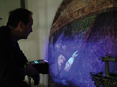 Fluorescence control on ancient painting with black uv light